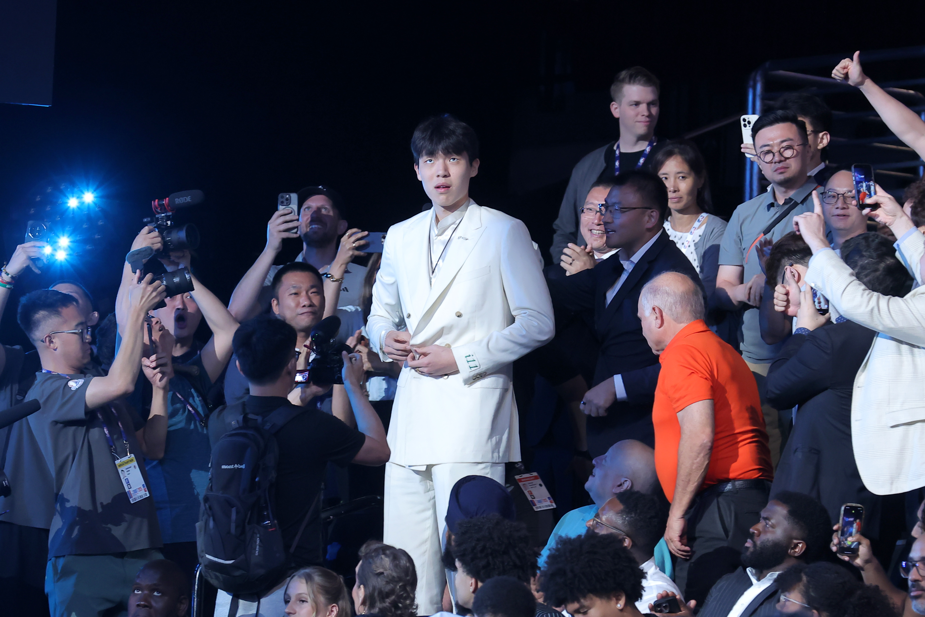 开云网站-比卢普斯：现在讨论杨瀚森进入球队轮换阵容还为时尚早，他需要持续进步