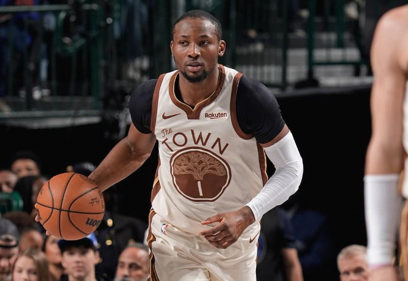 glow-kaiyun.com-官方：库明加左膝受伤，提前退出对阵独行侠的比赛