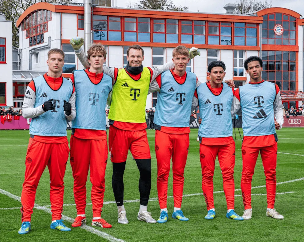 glow-kaiyun.com-诺伊尔与5位队友合影：自己德甲首秀时，他们还没出生