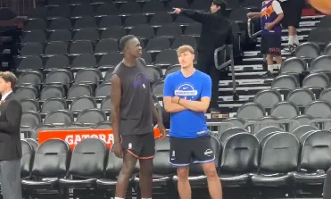 glow-kaiyun.com-杜克校友！弗拉格与马卢阿奇今日赛前两人亲切热聊